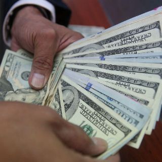 Dólar cierra en 19.90 pesos en bancos