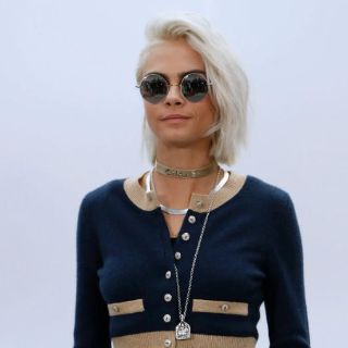 Cara Delevingne da un giro radical a su look