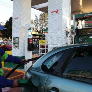 Gasolinas Magna y Premium subirán dos centavos; el diésel tres