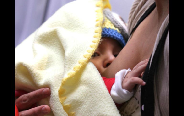 La lactancia es a demanda, así que no se debe estar al pendiente de cuánto duran las tomas ni de cada cuanto tiempo son. NTX / ARCHIVO