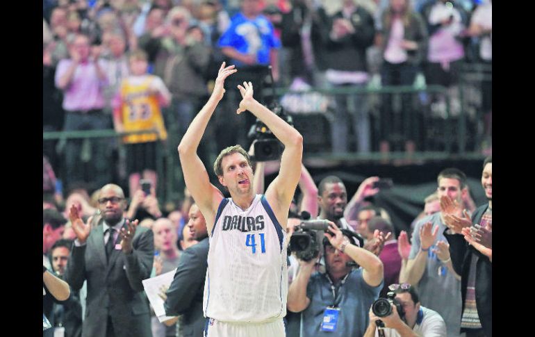 El alemán Dirk Nowitzki recibe el reconocimiento del público tras llegar a 30 mil puntos en su carrera. AFP /