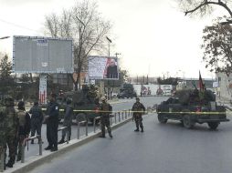 Policías afganos vigilan en las inmediaciones del hospital de Sardar Daud Khan después de ser objetivo de un ataque insurgente. EFE / H. Amid