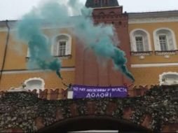 En un video se ve cómo las activistas tratan de colgar un enorme cartel con la leyenda '200 años de poder masculino. ¡Abajo!'. FACEBOOK / Ekaterina Nenasheva