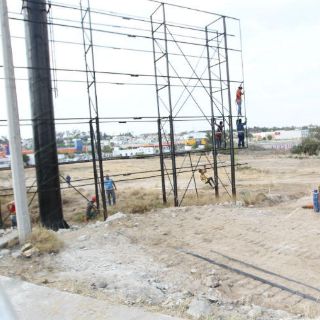 Retiran espectaculares irregulares en el predio recuperado de Colomos III