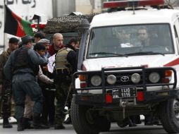 Miembros de las Fuerzas de Seguridad de Afganistán trasladan a un herido al hospital. EFE / J. Jalali