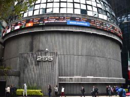 En la plaza bursátil local se opera un volumen de más de dos mil 17 millones de títulos, por un importe de 64 mil 166 MDP. AFP / ARCHIVO