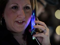 El 82 por cierto de las mujeres se conecta a Internet a través de su smartphone, según el estudio. AFP / ARCHIVO