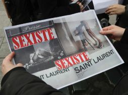 Los dos afiches que causan mayor controversia son porque uno muestra a una mujer con las piernas abiertas. AFP / J. Demarthon