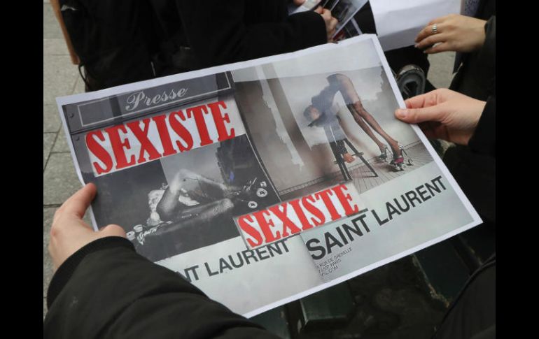 Los dos afiches que causan mayor controversia son porque uno muestra a una mujer con las piernas abiertas. AFP / J. Demarthon
