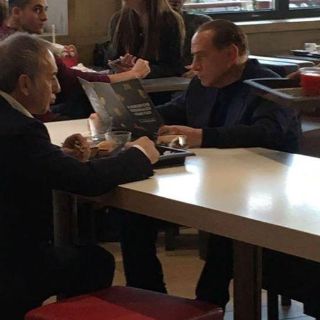 Viralizan foto de Berlusconi en un McDonald’s