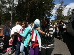 Familiares retiran a menores heridos de la casa Hogar Seguro Virgen de la Asunción. EFE / E. Biba