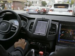 Los reguladores aprobaron a 48 personas como choferes de respaldo tras el volante en caso de falla del sistema autónomo en los coches. AP / ARCHIVO