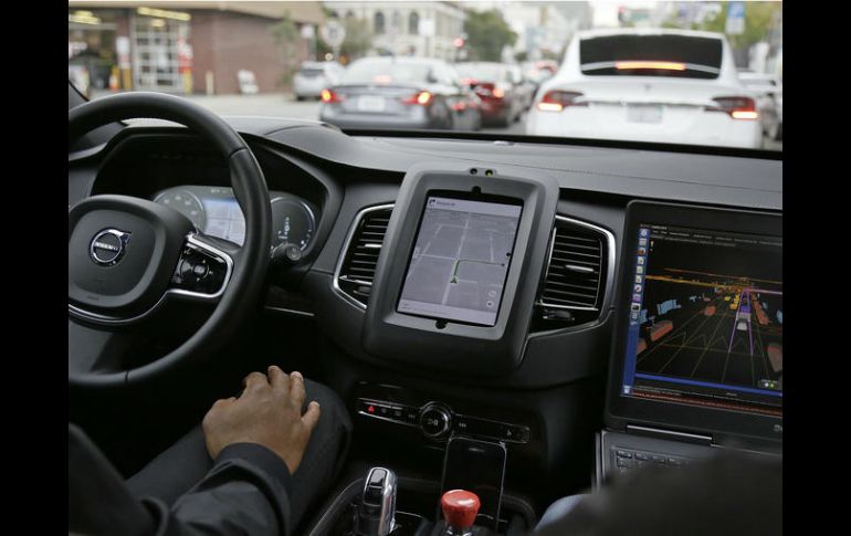 Los reguladores aprobaron a 48 personas como choferes de respaldo tras el volante en caso de falla del sistema autónomo en los coches. AP / ARCHIVO