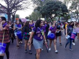 Lo manifestantes organizaron la batucada con instrumentos hechos de garrafones y botes. EL INFORMADOR / E. Mondragón