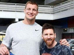 Rob Gronkowski, de Nueva Inglaterra (D) posa con Lionel Messi (I), astro del Barcelona. TWITTER / @Patriots