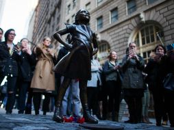 En la zona financiera Wall Street fue colocada la estatua de una 'niña sin miedo'. AFP / E. Muñoz