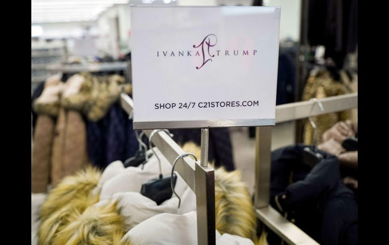 Algunas cadenas de tiendas que comercializaban la marca de la hija de Trump retirarán sus productos alegando una bajada en las ventas. AFP / ARCHIVO