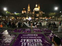 En plaza de la Liberación colocaron pancartas donde destacaron la importancia de las mujeres en la construcción de nuestra historia. EL INFORMADOR / R. Tamayo