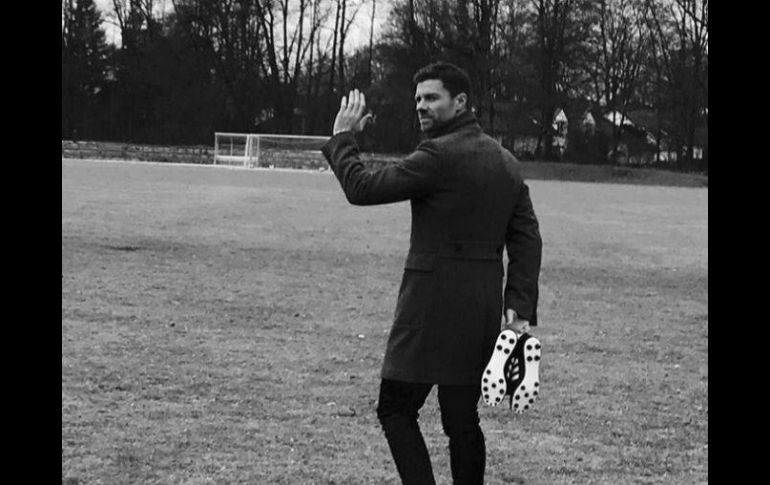 Alonso publicó una foto en blanco y negro en la que saluda, de espaldas, con las botas en la mano. TWITTER / @XabiAlonso