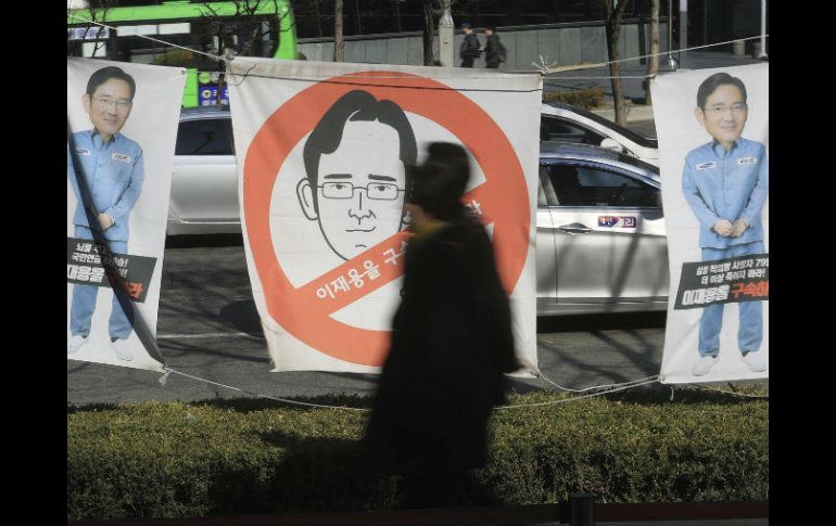Carteles contra el presidente de facto del Grupo Samsung, Lee Jae-yong, colgados frente a las oficinas centrales de Samsung. EFE / YONHAP