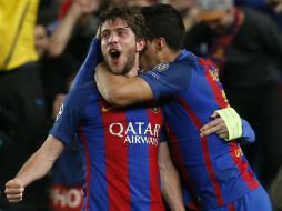 El canterano blaugrana (I) celebra con Luis Suárez (D). AFP / P. Barrena