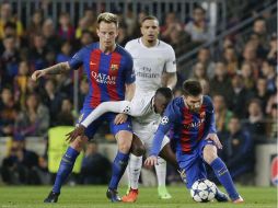 El croata (I) ayer, durante la remontada del Barcelona al PSG. AP / E. Morenatti