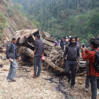 Mueren al menos 26 personas en accidente de autobús en Nepal