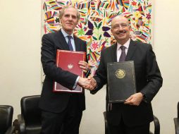 El funcionario francés, Christian Masset, junto a Carlos de Icaza. TWITTER / @CarlosdeIcaza