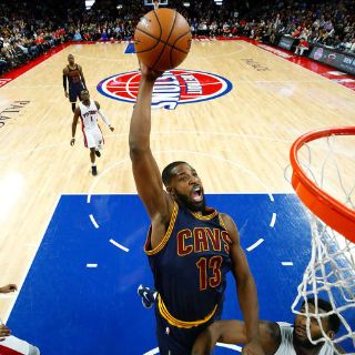 Esfuerzo de LeBron no salva a los Cavaliers en Detroit