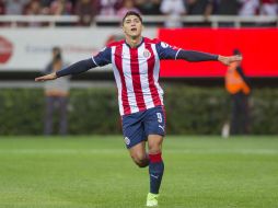 Alan Pulido le sigue los pasos a Rodolfo Pizarro, el anotador de Chivas. MEXSPORT / C. De Marchena