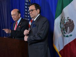 El secretario de Comercio de Estados Unidos, Wilbur Ross y el secretario de Economía, Ildefonso Guajardo. AFP / M. Ngan