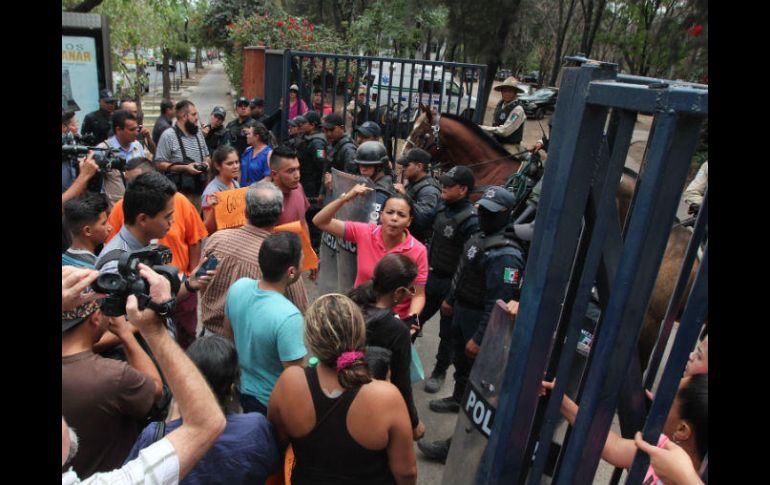 Ayer, un centenar de personas se manifestó para exigir freno a las obras en el vaso regulador. EL INFORMADOR / G. Gallo