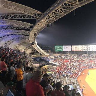 Ambiente de fiesta se vive en el Clásico Mundial de Béisbol