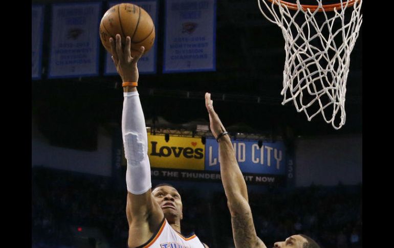 Westbrook aporta 33 puntos, 14 asistencias, 11 rebotes. AP / S. Ogrocki