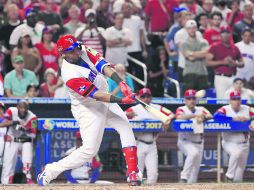 Sólido. Nelson Cruz conecta de lleno la esférica en el duelo ante Estados Unidos en la casa de los Marlins de Florida. AFP / M. Ehrmann
