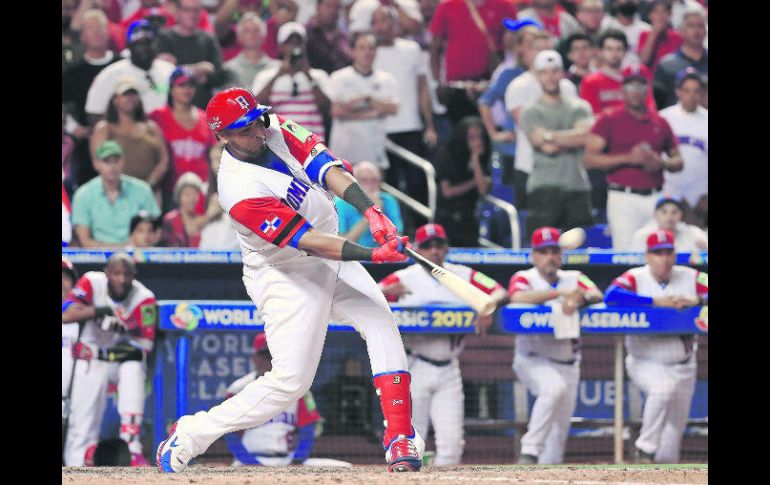 Sólido. Nelson Cruz conecta de lleno la esférica en el duelo ante Estados Unidos en la casa de los Marlins de Florida. AFP / M. Ehrmann