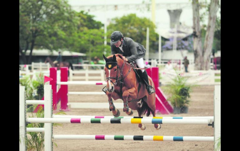 A lomos de 'Di Zig Eunerin Vdl', Arturo Parada conquistó la prueba libre con obstáculos a 1.25 metros de altura. EL INFORMADOR / F. Atilano