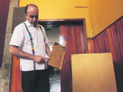 Hurto. El cura de la parroquia, Luis Enrique Silva, muestra la puerta de una de las alcancías. EL INFORMADOR / F. Atilano