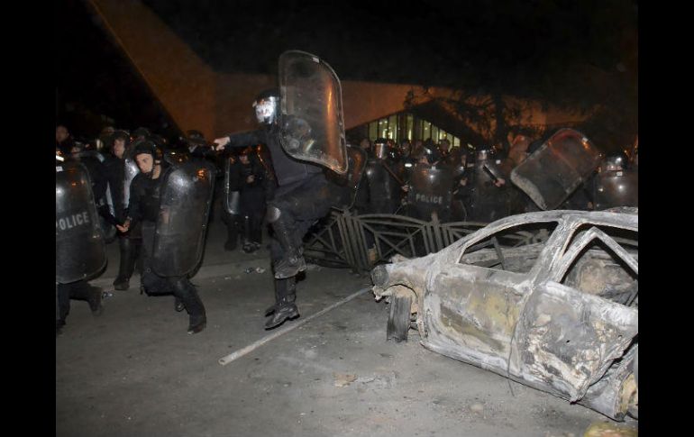 Centenares de manifestantes volcaron coches de la policía, lanzaron piedras a los agentes y rompieron numerosas vitrinas. AP / S. Baroyan