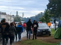 Llegada de jóvenes al concierto de Indio Solari en Olavarría, a unos 360 kilómetros al suroeste de Buenos Aires. EFE / L. Ochi