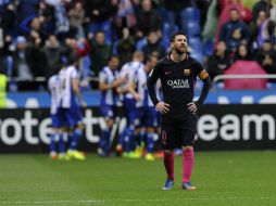 Messi no brilla en el Riazor. En el fondo, los jugadores del Deportivo celebran la proeza. AP / P. Duarte