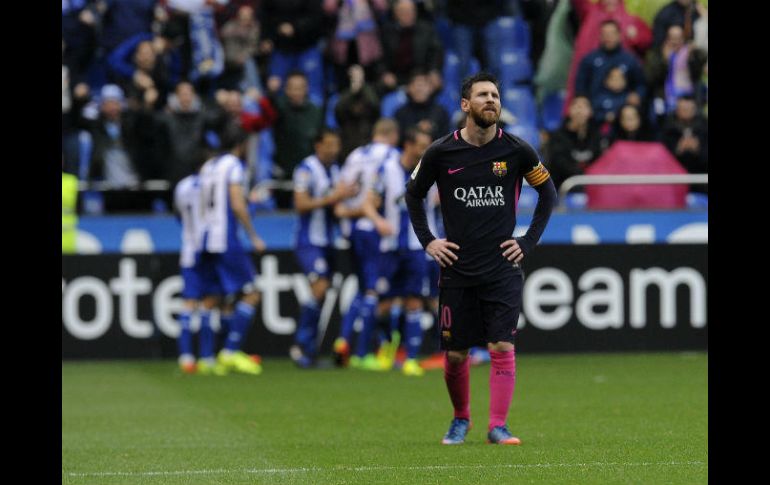 Messi no brilla en el Riazor. En el fondo, los jugadores del Deportivo celebran la proeza. AP / P. Duarte