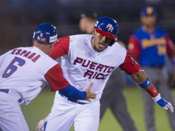 Carlos Correa, de Puerto Rico, sacó la esférica del parque con dos de sus compañeros en las bases. MEXSPORT / C. de Marchena
