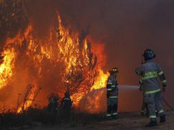 Cerca de siete brotes de fuego afectan la zona, que los propios habitantes han ayudado a combatir, aunque en precarias condiciones. EFE / R. Zamora