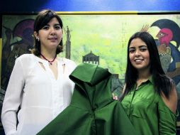 Paulina Romero y Clara Santos muestran una de las prendas a comercializar. ESPECIAL / F. Jaramillo