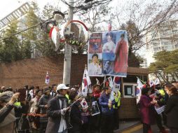 Los simpatizantes estuvieron agitando banderas surcoreanas e insultando a los periodistas allí presentes. AP / A. Young-joon