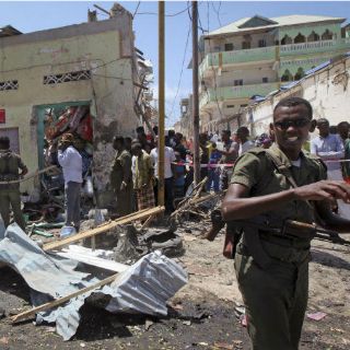 Estallan dos autos en Somalia; hay 13 muertos y 15 heridos