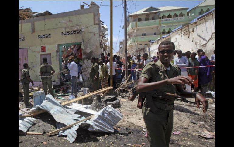 Un soldado resguarda el sitio en donde se produjo una de las explosiones. AP / A. Warsameh