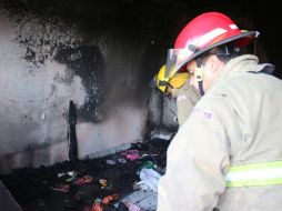La mañana del lunes bomberos de Zapopan atendieron un incendio en una casa en El Mante, donde fallecieron dos menores. ESPECIAL /