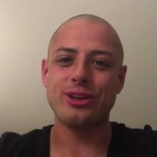 ‘Chicharito’ cumple apuesta y se rapa